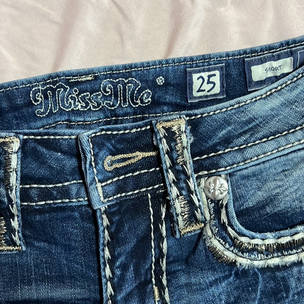 Shorts - Picture 3 of 3